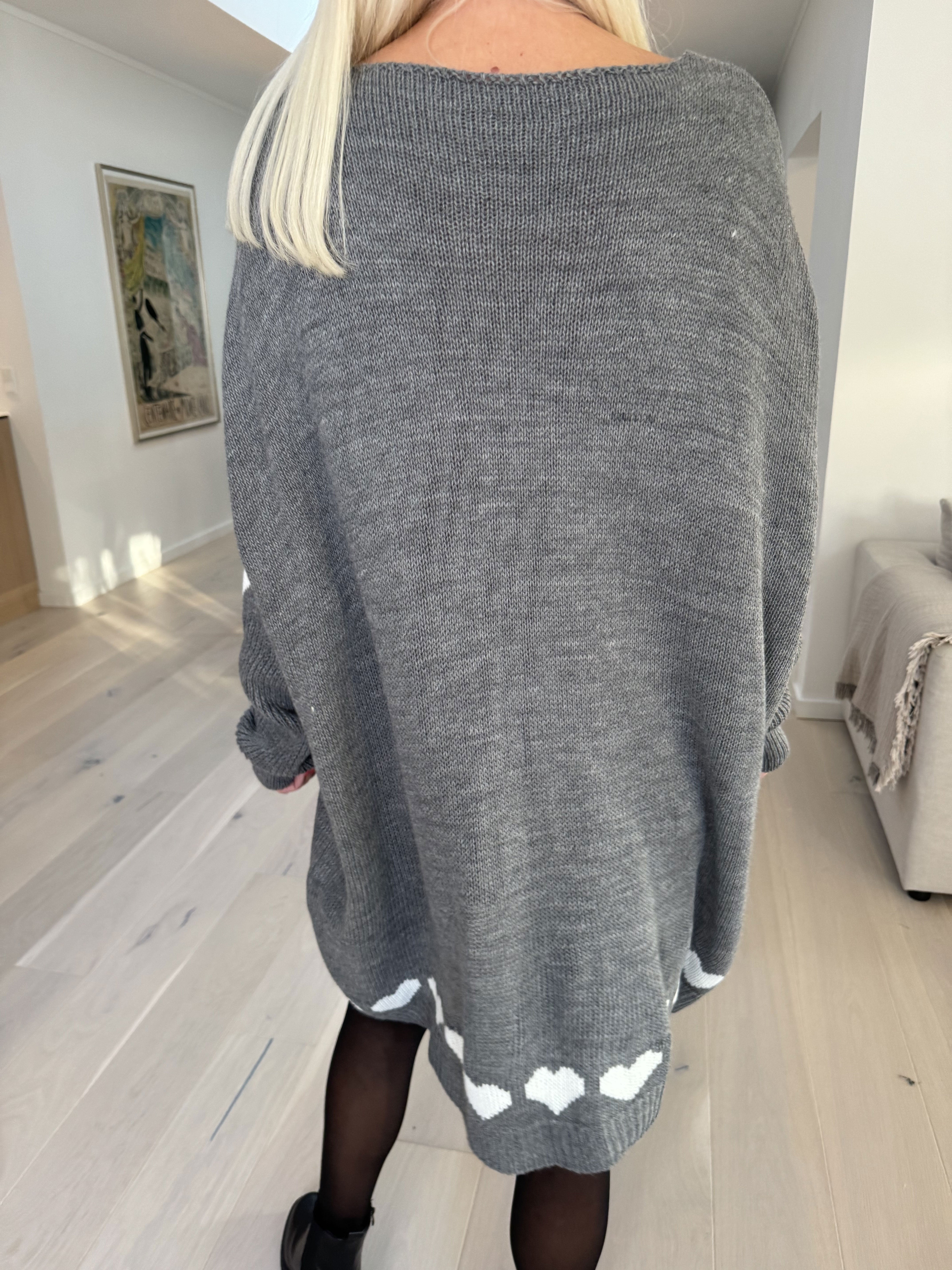 Katerina - Strikkjole med søde hjertedetaljer